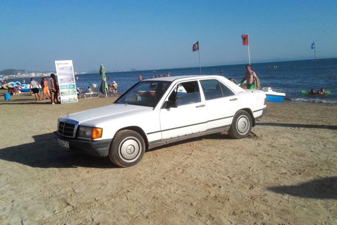 Mercedes na plaży w Durres
