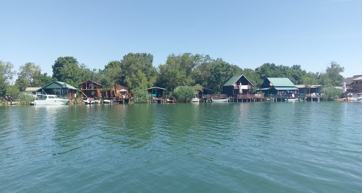 Domki na rzece Bojana
